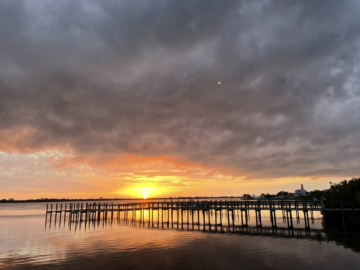 EBeachcomber's tweet photo. @PaulFox13 storm clouds over Lemon Bay in #Englewoodfl (📱: Karen Blackford) #welivehere https://t.co/EsMQ22IIix