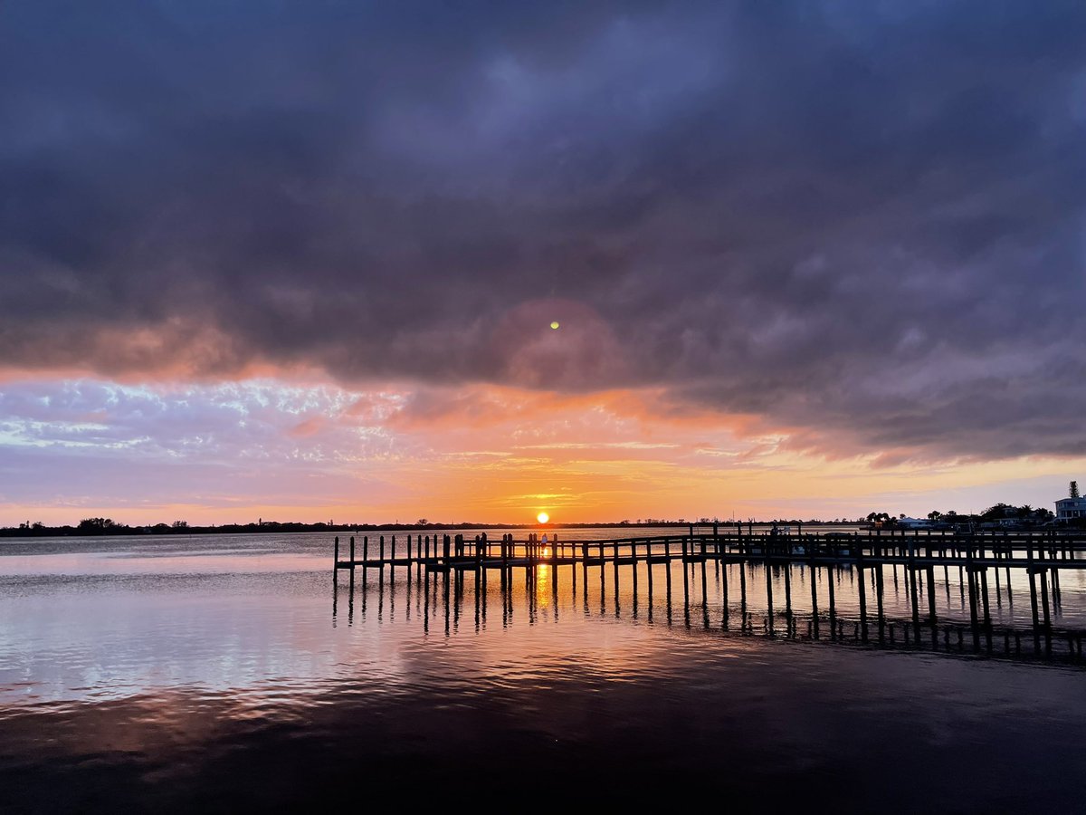 EBeachcomber's tweet photo. @PaulFox13 storm clouds over Lemon Bay in #Englewoodfl (📱: Karen Blackford) #welivehere https://t.co/EsMQ22IIix