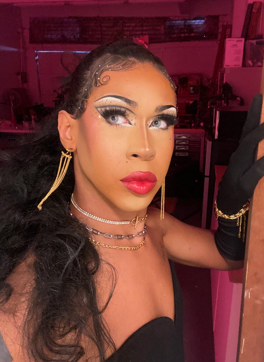 xcelencianegrx's tweet photo. literally don’t have to do a show for a dollar 
and THAT’s on being a successful drag queen https://t.co/RV983a6cY0