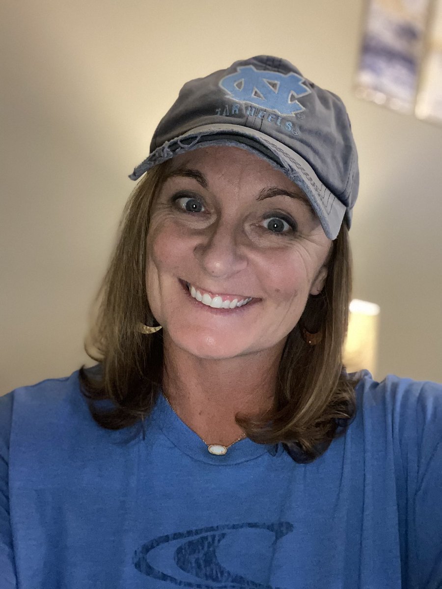 crystaldixon78's tweet photo. Old hat don’t fail me now! #HeelYes #LetsGO https://t.co/bZztZZYAcR