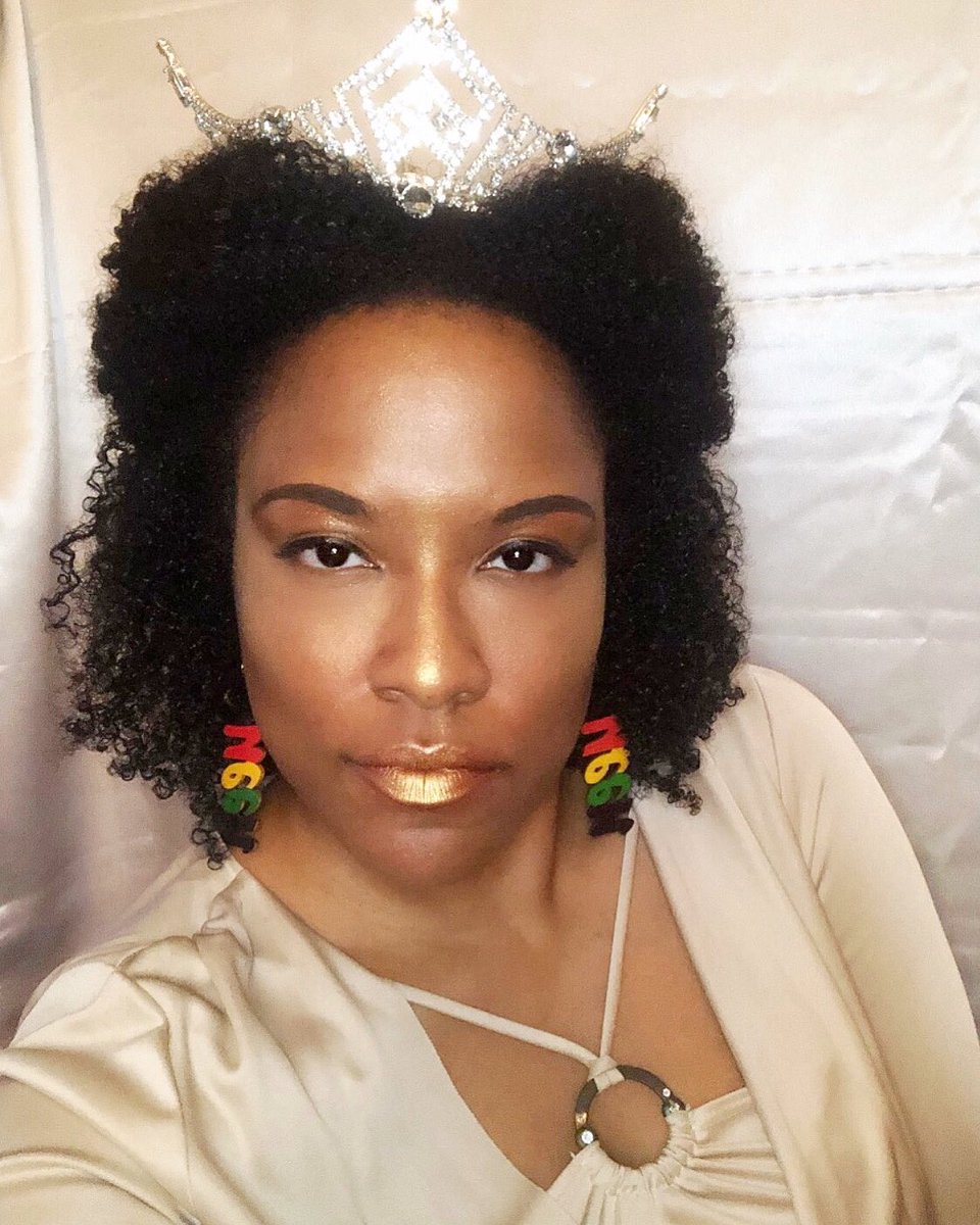 OhBIrresistible's tweet photo. All women are queens 👑 
•
•
•
•
•
•
•
•
•
•
•
•
•
•
•
•
#makeuplook #motd #makeup #goldmakeup #nefertiti #regal #royalty #MAC #juviasplace #elfcosmetics #fentybeauty #milanicosmetics #metallics #metallicmakeup https://t.co/iwrYNwswWS