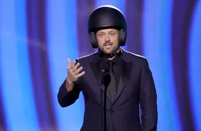 dthebi's tweet image. 그래미에서 볼 수 있었던 윌스미스 조롱 하려고 헬멧쓰고 등장하는 시상자와, 수상하는 성폭력 범죄자...