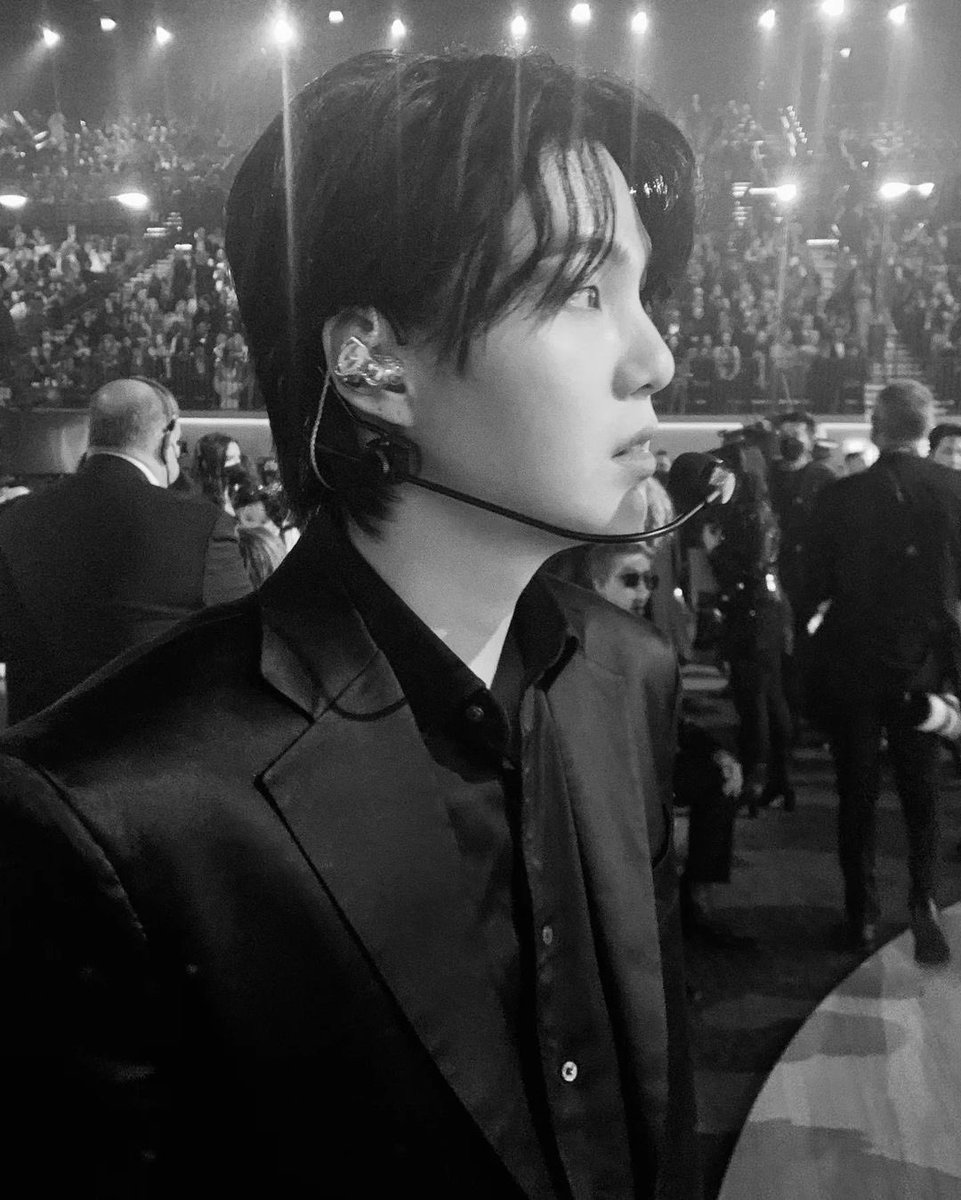vanthsnow's tweet photo. soy:
○ bisexual
○ heterosexual
● una persona completamente enamorada de Min Yoongi https://t.co/RzXR7J13aa