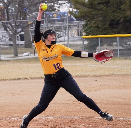 The UMC Softball team swept a doubleheader with Minnesota State Moorhead this afternoon, outscoring the Dragons 21-2!!!  For the stories, stats, pictures, and more click below.
kroxam.com/2022/04/04/umc… via <a href="/KROXRADIO/">KROX Radio</a>