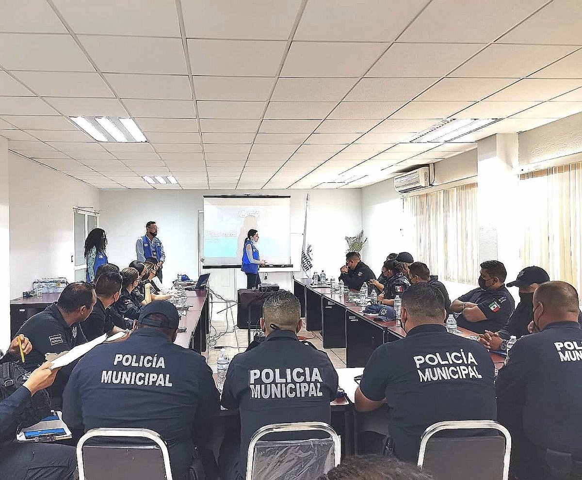 agalindocepeda's tweet photo. Hoy se llevó a cabo, charla sobre protección internacional: ¿Como proteger a una persona refugiada? dirigida a elementos de proximidad social y el C2 de la @DSPMTorreon, la oficina de @AcnurMexico  en Saltillo, agradece al @MunicipioTRC por su disposición y apoyo. https://t.co/UkRKxxtbj8