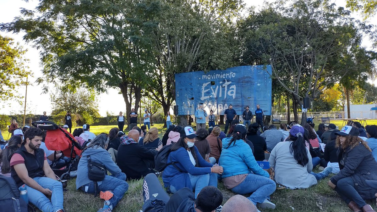 evitacomuna8's tweet photo. El sábado nos juntamos en nuestra comuna a discutir la situación política nacional y del distrito con más de 400 referentes de la ciudad y nuestros compañeros Chino Navarro y Emilio Persico.

Queremos vivir en una ciudad más justa y seguimos militando para que eso sea posible. https://t.co/PNWcLBbi6u