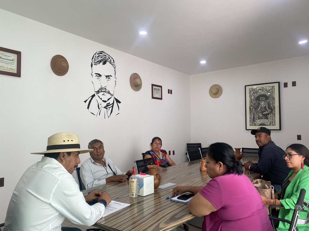 afodepoac's tweet photo. Recibí con mucho gusto a Cristian Vásquez García, líder regional de #AFODEPO en la #Mixteca y a la Presidenta de San Andrés Dinicuiti, Magali Santiago Lara, para definir las acciones que emprenderemos para seguir ayudando a nuestra gente. @AfodepoM @AfodepoAtzompa @AfodepoC https://t.co/6sxERW2DHk