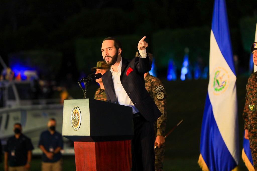 PresidenciaSV's tweet photo. "A medida que vayamos arrestando a más pandilleros, más personas van a protestar por esto. Porque siempre habrá una madre de un pandillero, un familiar, un amigo que no le va a gustar que limpiemos ese cáncer. Pero si no lo hacemos ahora, ¿cuándo?", Presidente @nayibbukele. https://t.co/WjVkfG6g2b