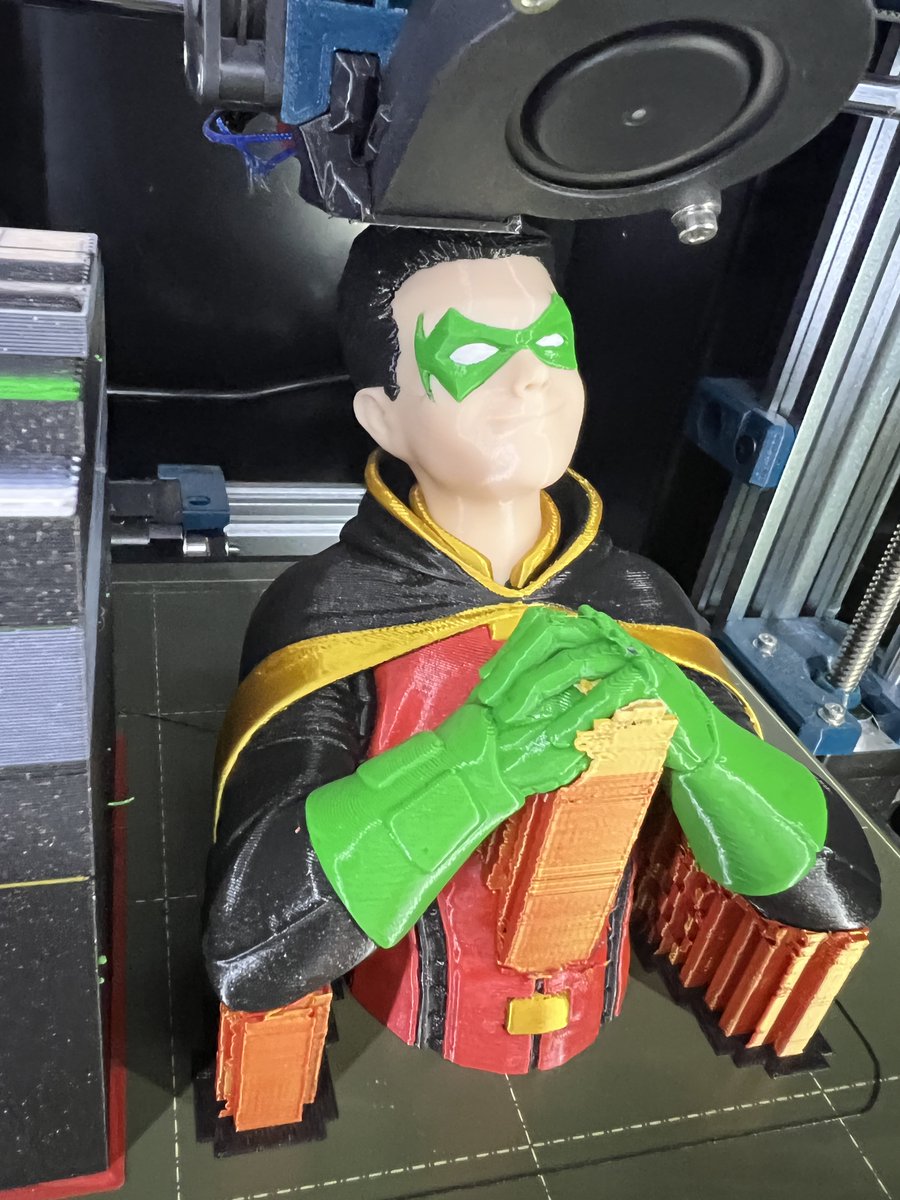 cjbeck's tweet photo. @eastman Robin bust mmu painted with #prusaslicer and printed on @Prusa3D #mmu2s with all @PrintedSolid Jessie PLA and @prusament Viva La Bronze. #prusalive https://t.co/xqIp4vxgYF