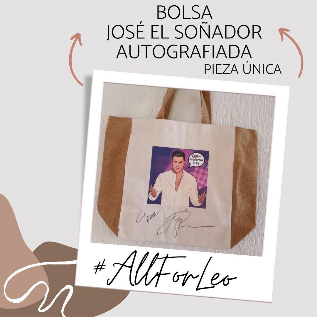 _MaffMorales's tweet photo. La cirugía es delicada y el costo es de más de 100mil pesos ÷ hospitalización y recuperación. Por ese motivo haré una rifa #AllForLeo, con 30 artículos d @_CarlosRivera d los cuales él me hizo favor de autografiar 2. 
Habrán 30 ganadores, abajo d este tweet pondré los premios https://t.co/MGRCV7rEYW