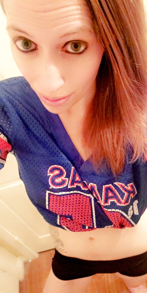 hawkgirl07's tweet photo. 20ish minutes until tip off! LETS GO JAYHAWKS! #NationalChampionship #kubball #kuboobs #Big12 #TrustTheProcess #KUvsUNC #Bluebloodbattle #instantclassic  #collegegirls #fantasy https://t.co/bhgWsYODVy