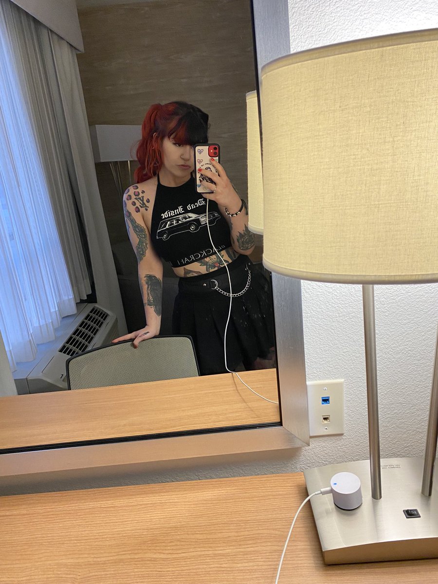 drewella tweet media