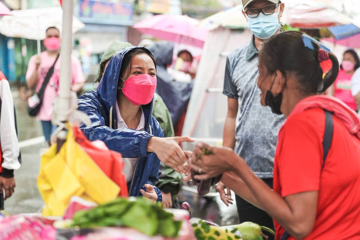 ABSCBNNews's tweet photo. LOOK: Despite the rainy weather, Robredo sisters Aika and Tricia continued with their market run in Agora Public Market in Navotas and Montalban Public Market in Rizal to campaign for VP @lenirobredo. | via @JervisManahan #Halalan2022

(📷: Leni People's Campaign) https://t.co/GENcGi0ljc