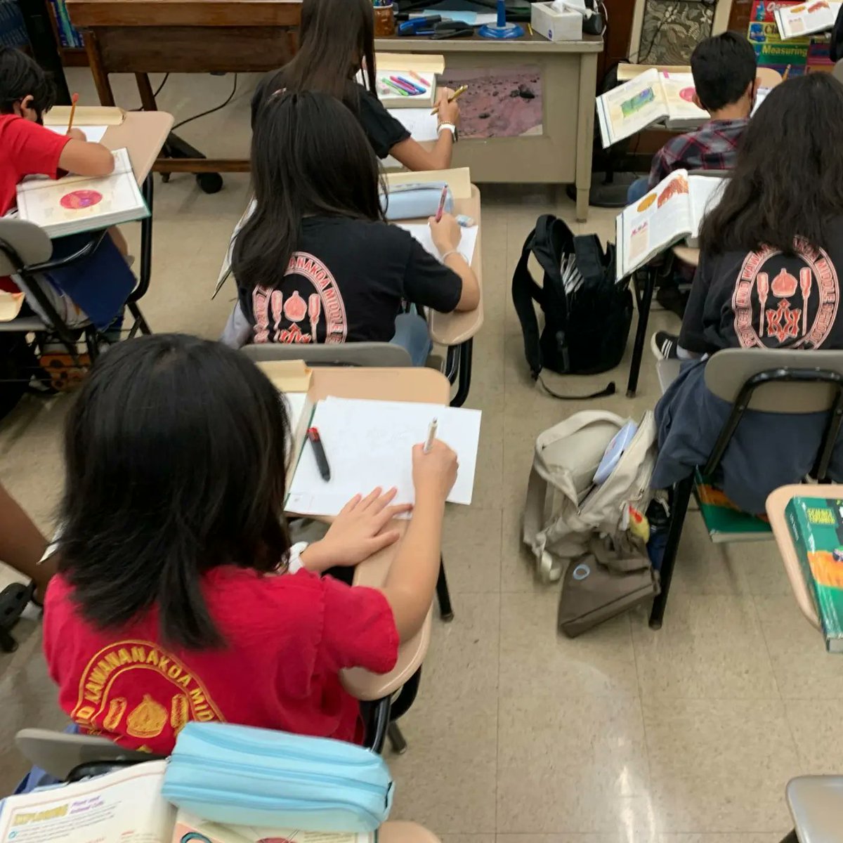 KawananakoaMS's tweet photo. Students in Mr. Christopher Korsak's 6th grade science class drew analogies between the parts of a cell and the parts of a computer π§¬π» #ComputerScienceIntegration https://t.co/HXHvQYOhba