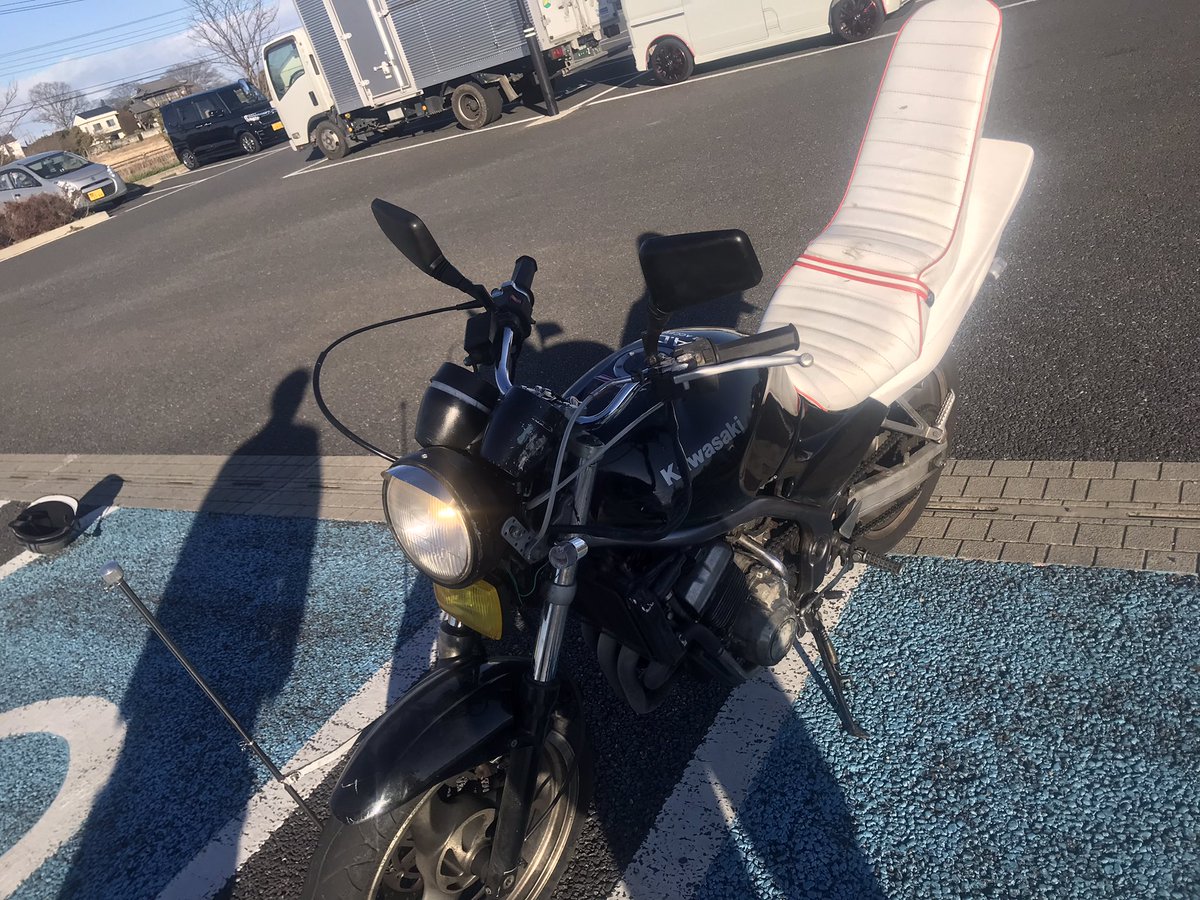 ns132942285's tweet photo. #バリオス売ります
バリオスA1cbr400f仕様になります。
改造点フォグ.コールハン新品なので別当いただきます。いらなければアップ絞りハンドルになります。4-2-1マフラー
ピヨピヨバイザー、cbr400f変換テールほぼ新品なので欲しいなら別当貰います
旗棒、軽スロsp https://t.co/LJZ9RKX95K