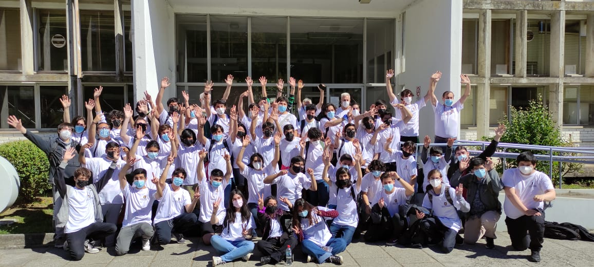 CAAELN's tweet photo. ¡Estamos de aniversario! Oficialmente la carrera Ingeniería civil Electrónica cumple 40 años y que mejor forma de celebrarlo que dándole la bienvenida a los estudiantes de la generación 2022, con su nueva polera. Felicidades y ¡Bienvenidos! #ComunidadUdec #UdeC #Estudiantes https://t.co/FQi65w5SQK