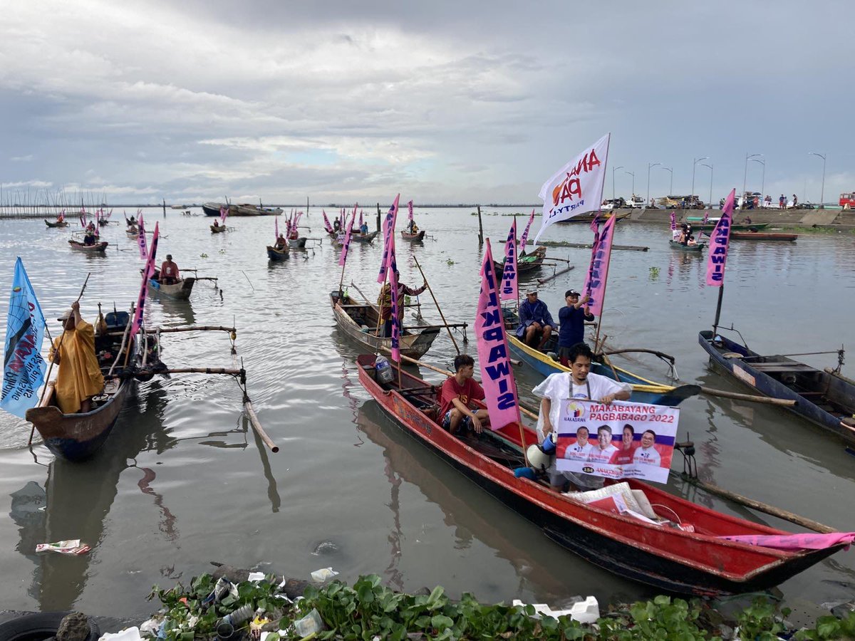JervisManahan's tweet photo. LOOK: Fishing group PAMALAKAYA held a Pink Fluvial Parade in Laguna de Bay, before proceeding to the LeniWanag Rally in Antipolo City, Rizal tonight.

They carried calls for socio-economic reforms as they campaign for Leni-Kiko tandem. #Halalan2022

(��: PAMALAKAYA)
@ABSCBNNews https://t.co/eBqZJIvXMW