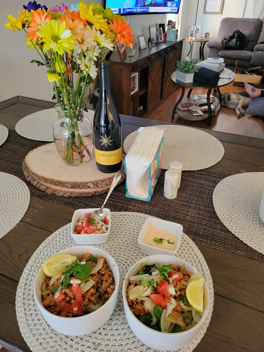 peter10_carr's tweet photo. These @HelloFresh meals coming in clutch, making me look like a gourmet chef after a busy day at work! #stepyourdinnerup #hellofresh #teachertochef https://t.co/W2Lc0pHJZ0