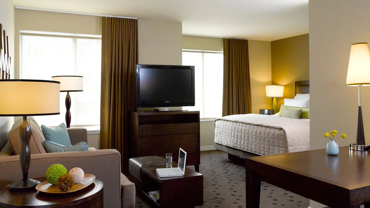 VisitRedmond's tweet photo. In partnership with @OneRedmondโYou Stay, We Pay is back! ๐ธ๐ค Book a two-night stay at a participating Redmond hotel & you'll receive $100 in Geek Out Gold to spend around town. This offer won't last long, book now at https://t.co/8EzWYbS911 #GeekOutInRedmond @CityOfRedmond https://t.co/mwU6Ka0iiJ