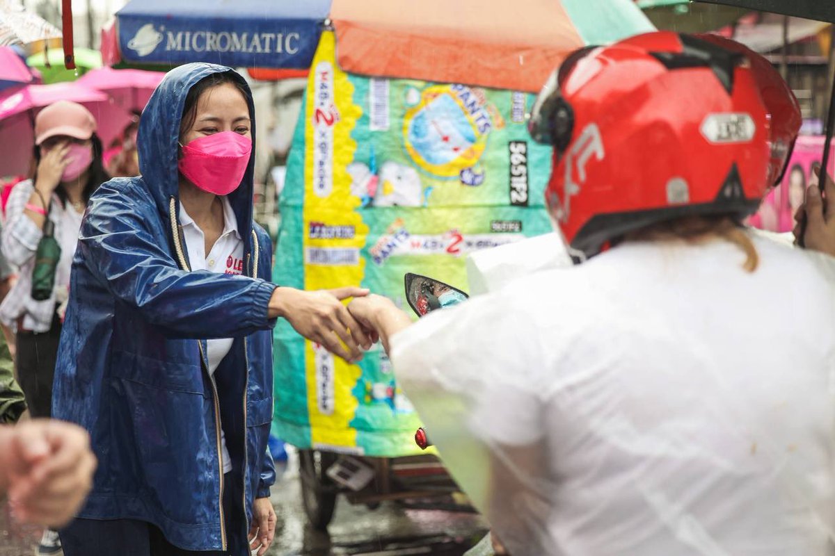 maracepeda's tweet photo. Aika &amp; Tricia Robredo, daughters of presidential bet VP Leni Robredo, continue their “tao sa tao” campaign for their mom this rainy Tuesday morning at the Agora Public Market in Navotas and Montalban Public Market, respectively. #PHVote 📷 Leni People’s Campaign @rapplerdotcom https://t.co/LVs30miUNg