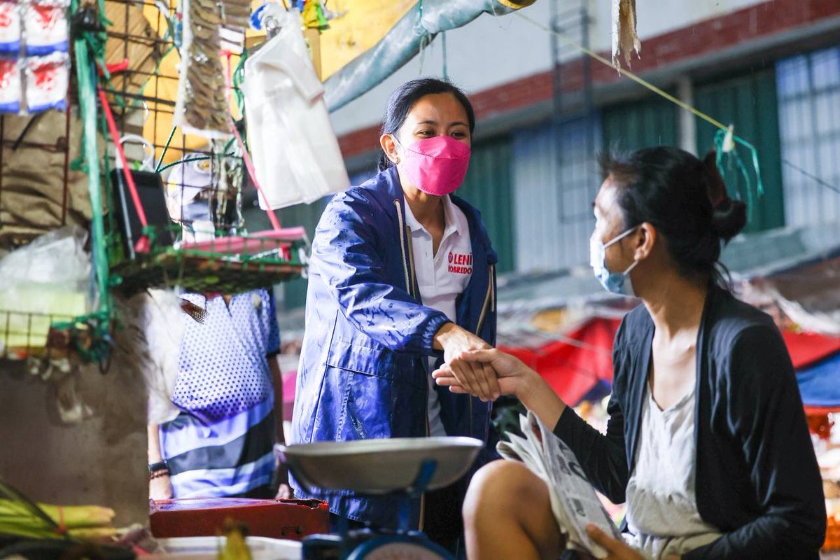 maracepeda's tweet photo. Aika &amp; Tricia Robredo, daughters of presidential bet VP Leni Robredo, continue their “tao sa tao” campaign for their mom this rainy Tuesday morning at the Agora Public Market in Navotas and Montalban Public Market, respectively. #PHVote 📷 Leni People’s Campaign @rapplerdotcom https://t.co/LVs30miUNg