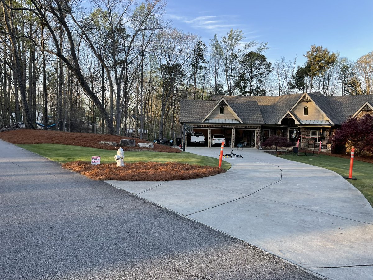 Rob_Roy15's tweet photo. Fresh pine straw looks good but Simplot pinestraw brown makes it look so much better.  Ready for Masters week.  @SimplotTurf https://t.co/67KUT9GsZC