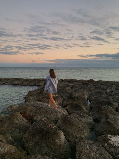 300moods's tweet photo. pov: you stayed at the beach to watch the sunset https://t.co/bIU7c9AzIV