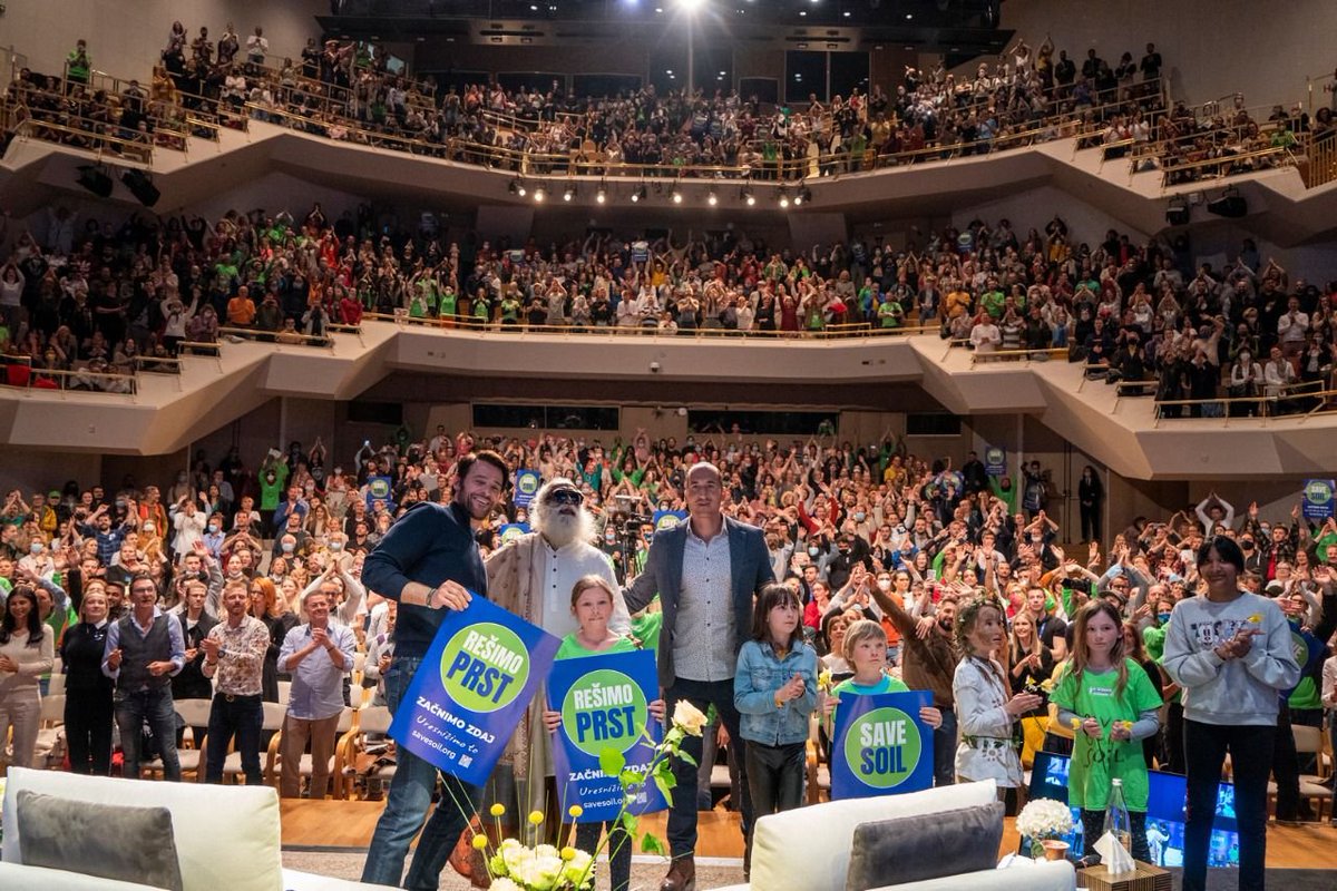 Ksareen30's tweet photo. "Sadhguru is currently on a 100-day, 30,000 km lone motorcycle journey spanning 27 nations in Europe, Central Asia &amp; the Middle East to raise citizen awareness across countries &amp; urge administrations to urgently formulate soil-friendly policies to #SaveSoil in their countries." https://t.co/m6jCfovogX