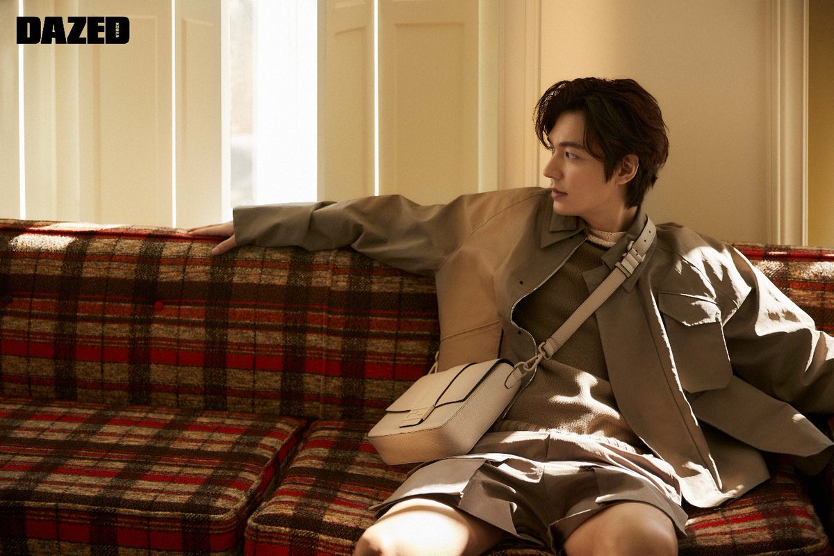 DazedKorea's tweet photo. 태도와 습관 #협찬

그런 시대에 산다. 극동의 작은 태도가 세상의 습성이 되기도 하는. 허리춤에 소쿠리를 끼고 개울가를 거닐던 <파친코>의 한수와 선자가 서로의 눈동자에서 찾은 것만큼 거칠고 빽��한 ‘영원’ 같은 게, 다시 또 있을까?

#Dazedkorea #데이즈드 #이민호 #LeeMinHo #펜디 #Fendi https://t.co/oBs58WOU0j