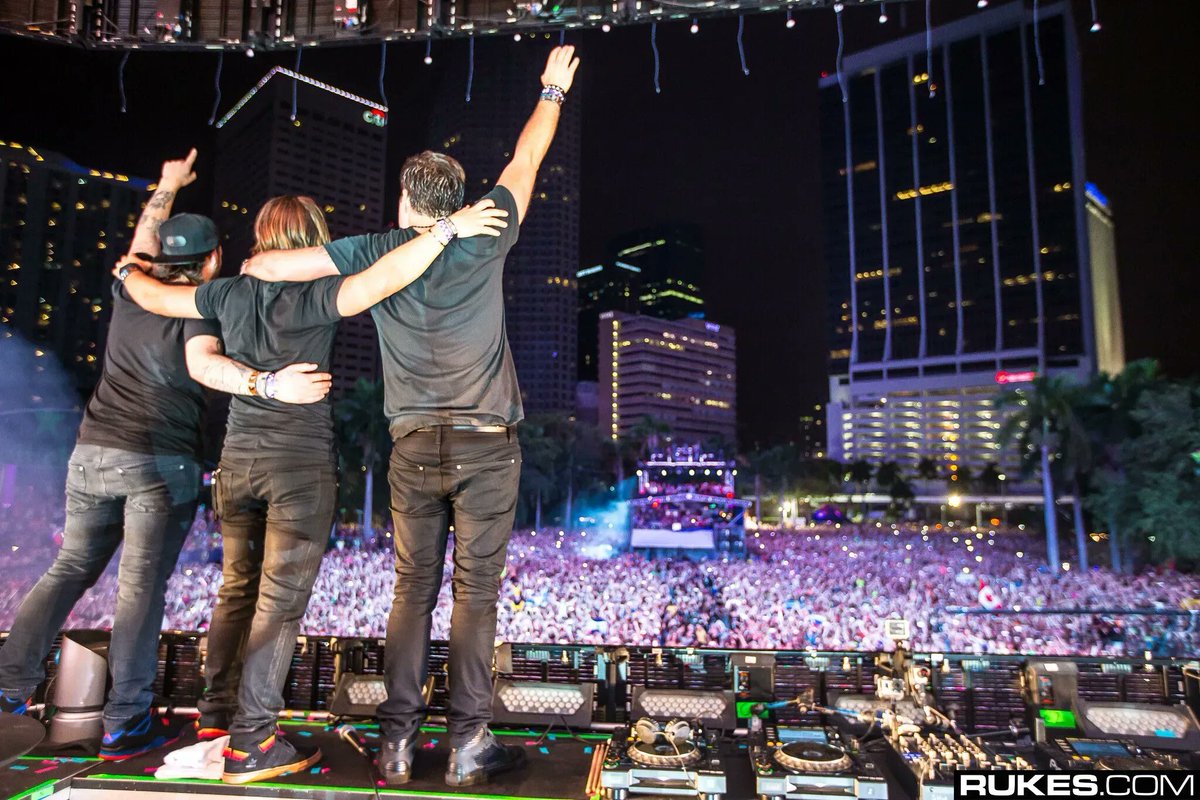 dancingastro's tweet photo. SHM just made bank as they announce the sale of both their pre-reunion and AΛI catalog to Pophouse Entertainment for an undisclosed amount | 📸: @rukes https://t.co/YMTgxaikFg https://t.co/gXGaiZJaZQ