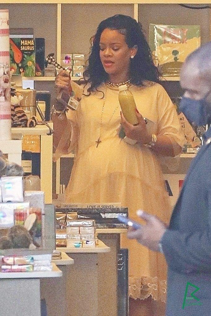 RihannaCoverage's tweet photo. [New Photos] Rihanna shops for baby books at Paper Source in Santa Monica - April 4, 2022
📷: https://t.co/ojXGEwd2vd https://t.co/IoqsPMY1QV