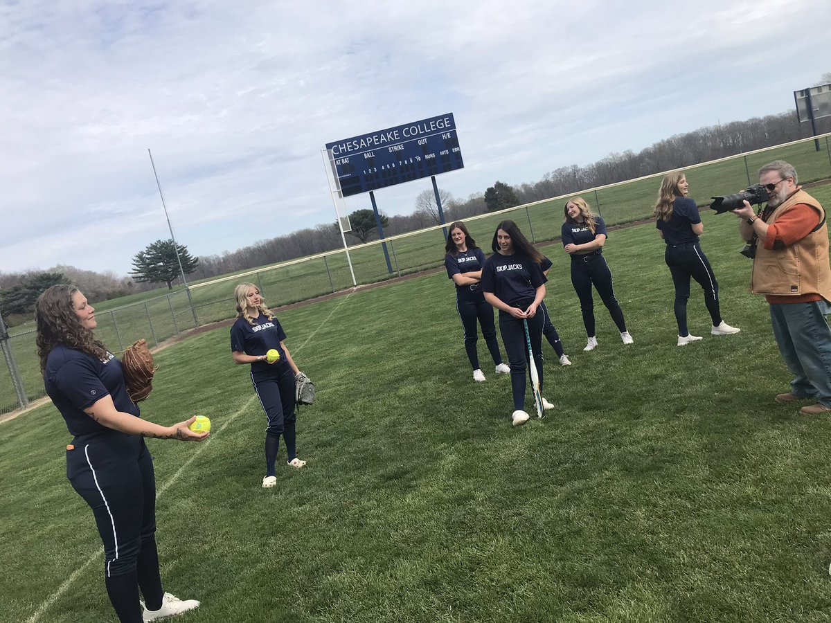 ElzeyMatt's tweet photo. Picture Day at the Peake! Girls got to have a little fun and let their hair down! #skipjacksoftball #chesapeakecollege #chesapeakecollegesoftball https://t.co/pFufW4XYQA