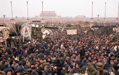 CarlZha's tweet photo. 46 yrs ago today, mass protest in Tiananmen Square as 1 million people gathered to commemorate passing of Zhou Enlai. 

Jiang Qing told Mao that it’s a protest agst Cultural Revolution. Mao approved crackdown by sending workers militia to clear the square. https://t.co/Mo6Vx8ZObM