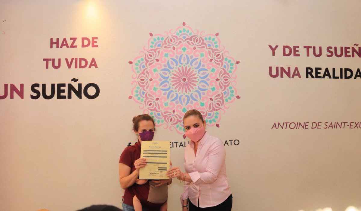Paola_Angon's tweet photo. Me es grato poder entregar personalmente licencias de funcionamiento a comercios que inician formalmente sus actividades económicas en #SanPedroCholula. 📄

El restaurante Cuore Italiano realizó su trámite en la #VentanillaDigital, agilizando y facilitando el proceso. 🙌🏼✨ https://t.co/ATXhQvDZLH