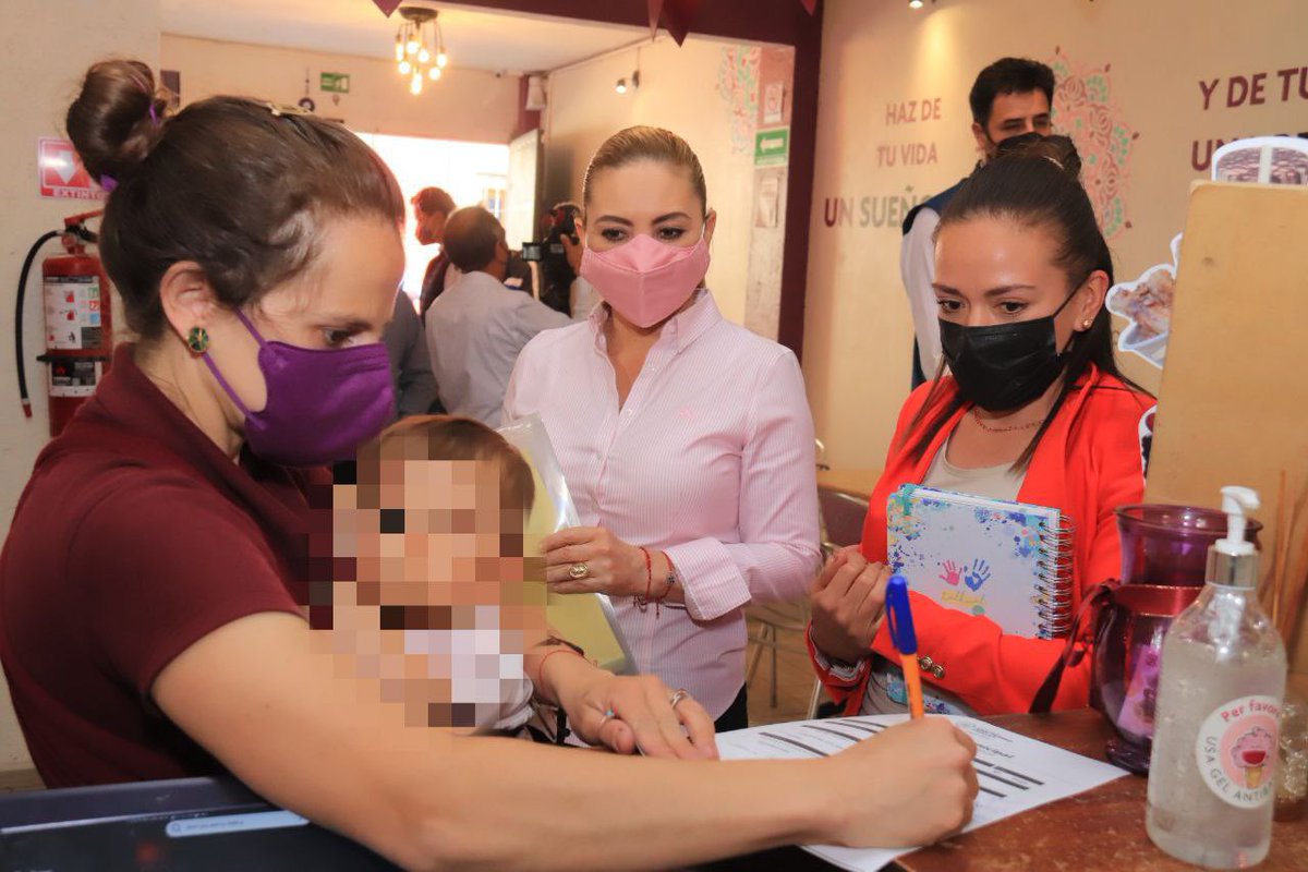 Paola_Angon's tweet photo. Me es grato poder entregar personalmente licencias de funcionamiento a comercios que inician formalmente sus actividades económicas en #SanPedroCholula. 📄

El restaurante Cuore Italiano realizó su trámite en la #VentanillaDigital, agilizando y facilitando el proceso. 🙌🏼✨ https://t.co/ATXhQvDZLH