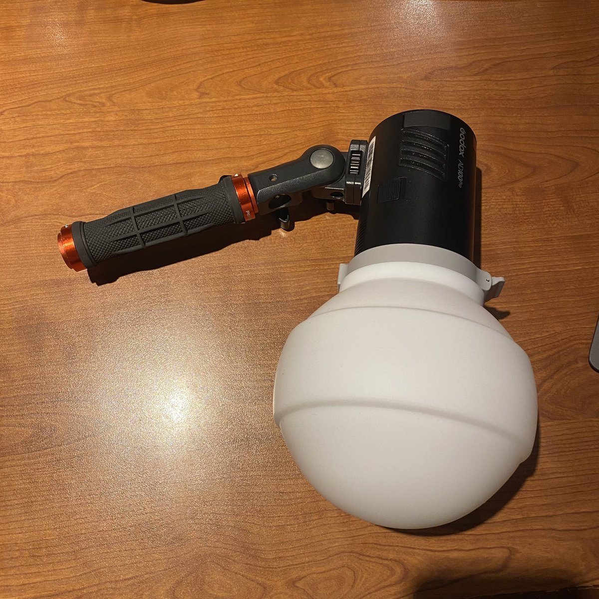 msno1983's tweet photo. 機材紹介
GODOX
AD100PRO + ML-CD15
新しいソフトボックスをこれから試します。
#godox
#ad100pro
#mlcd15 https://t.co/zppt2jxE4b