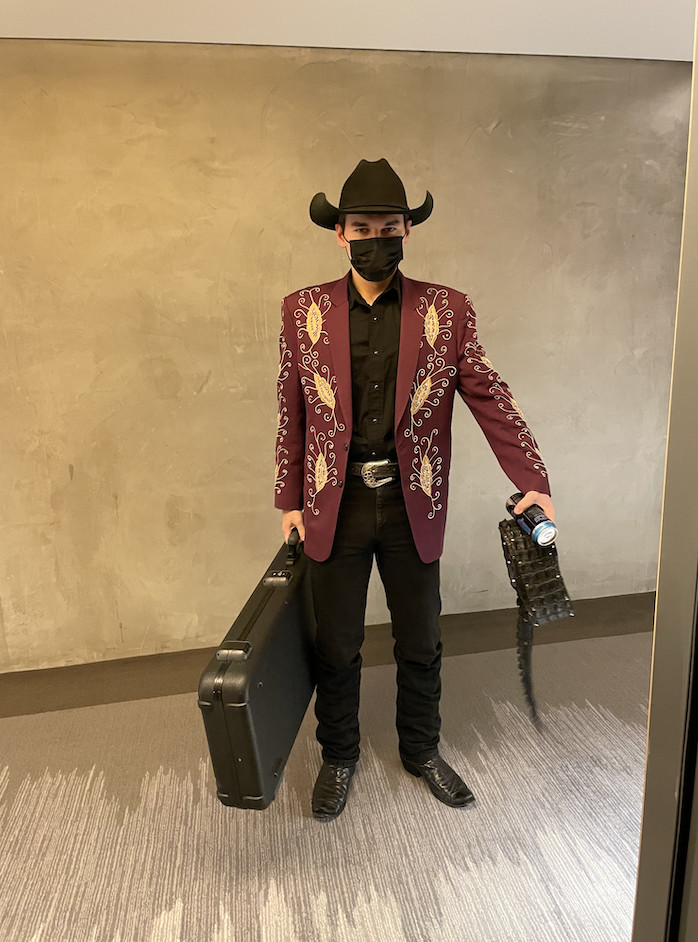 Guitar ✔️ Energy Drink ✔️ Manuel jacket ✔️…. Showstopper Round 

#JoediSilvers #JoediSilversAmericanIdol #AmericanIdolHollywoodWeek #MANUEL