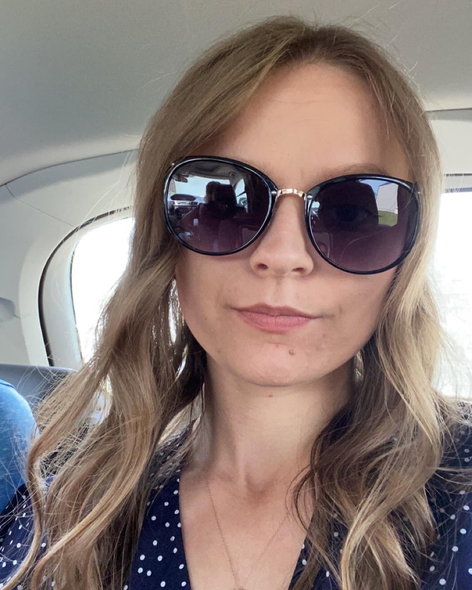 CoeFDC's tweet image. Anddddd here’s Caroline. She’s from Jesup, IA and studied psychology, neuroscience, and biology. Caroline’s favorite Olympic sport is ice dancing ⛸ She is always ready to eat Culver’s and her favorite Flunk Day memory was getting hypnotized freshmen year.