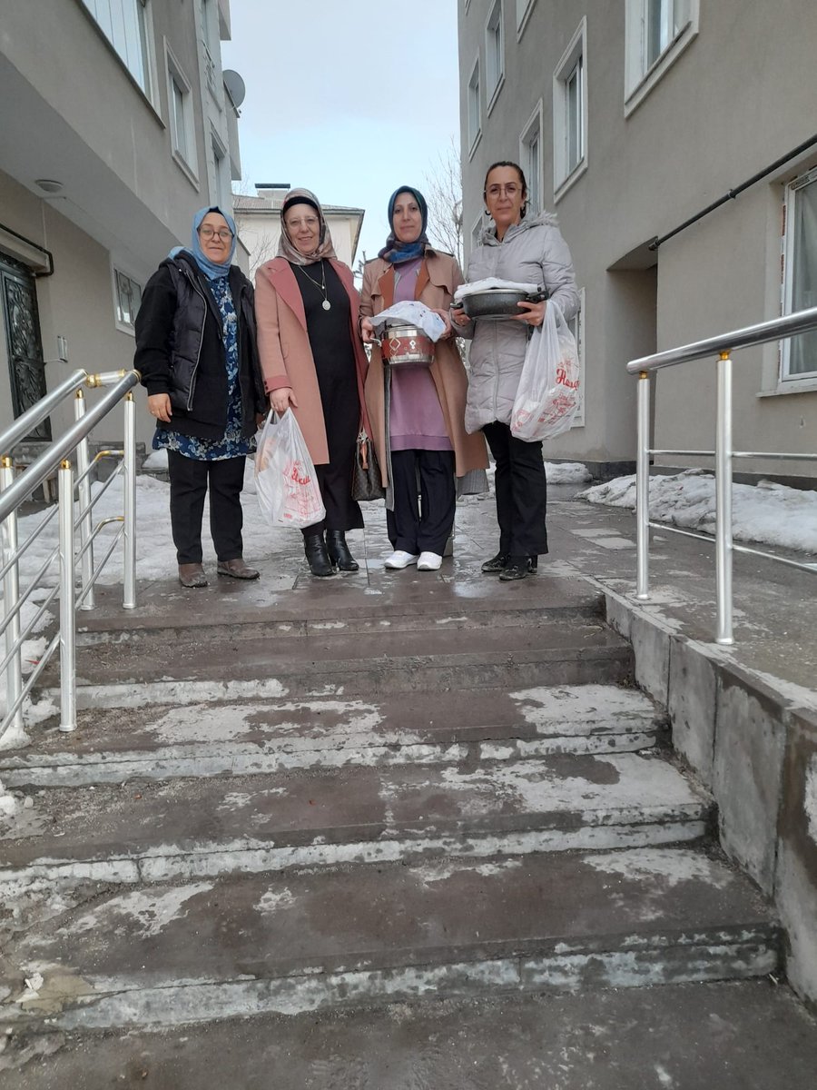 AK Parti Ardahan Kadın Kolları başkanımız Selda KILIÇ ve yönetimimizden ZennureÖZER  ve Songül  AKTÜRK  ile bugünkü iftar yemeğimiz bizden olsun sloganı ile kendi ellerimizle hazırladığımız yemeklerimizi alarak Raile teyzemizin evinde iftarımızı gerçekleştirdik