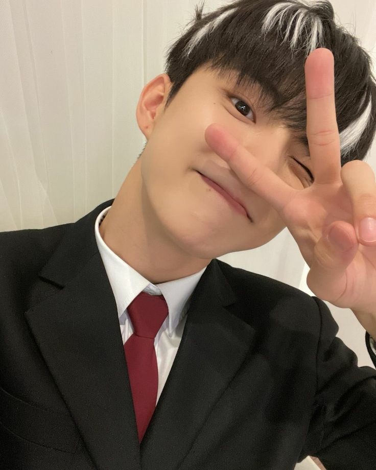 jyeonggiee's tweet photo. 𝙗𝙧𝙞𝙣𝙜 𝙩𝙝𝙚 𝙡𝙞𝙜𝙝𝙩🎀

[ #TBSD #TheBSelcaDay #THEBguham #thebshotᵕ̈ #THEBOYZ #Q #jichangmin #readysetQ @WE_THE_BOYZ ] https://t.co/LhV4DDKXMR