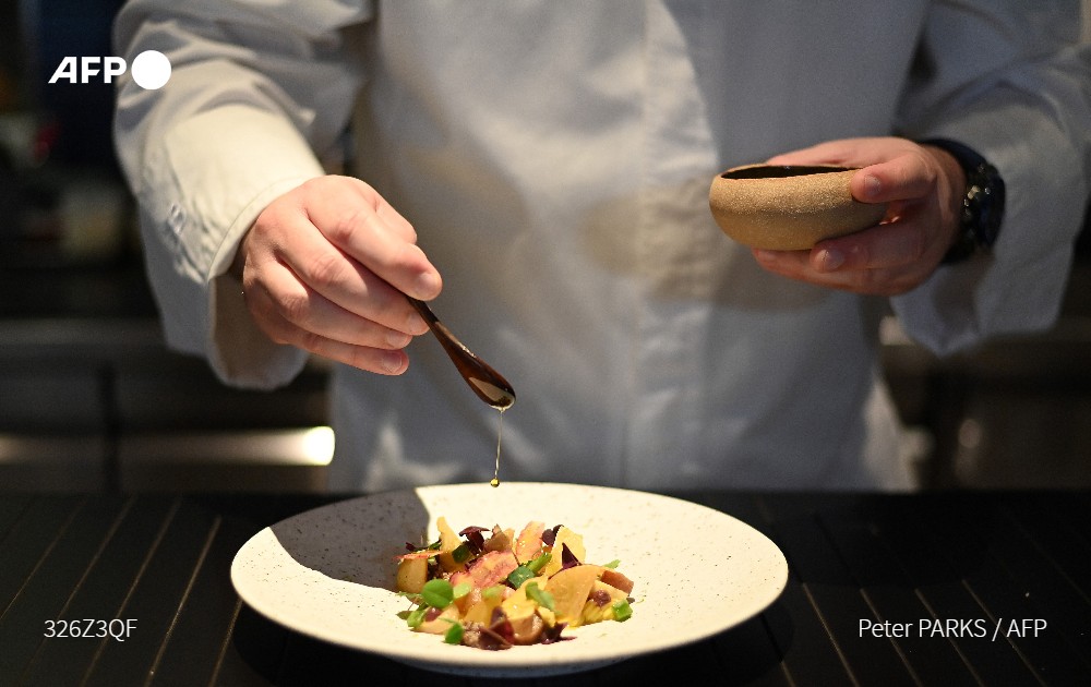 danibosque's tweet photo. Arepas, tacos, ceviche y chimichurri. Desde Hong Kong, Ricardo Chaneton ha ganado la primera estrella Michelin para un chef venezolano rindiendo tributo a la variada y colorida cocina de América Latina #AFP

➡️https://t.co/VkSkJI5vhe
📸@pparkspix
📹@mckuiper13 https://t.co/SvzeQcWTr2