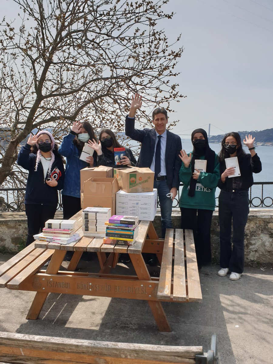 MtalSelcen's tweet photo. Kitap kampanyası ile okulumuza kitap bağışında bulunan, el değmemiş hayallere kadar uzanan sınırsız gökyüzünden tatlı bir tebessümle çocuklarımızın yüreğine dokunan İstanbul Kandilli Kız Lisesinin değerli öğretmeni @mekinbozyel 'e ve sevgili öğrencilerine sonsuz teşekkür ederiz https://t.co/oDKTGEIHHy
