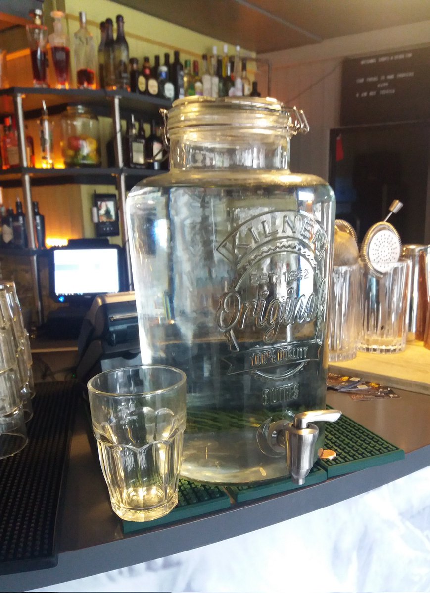 Santi_MBarajas's tweet photo. Con la aprobación de la Ley de Residuos es obligatorio que en bares y restaurantes te sirvan agua del grifo de forma gratuita si la pides, tal y como ocurre en otros países. Un gran avance, pues el agua del grifo tiene mayores controles que la embotellada y es de calidad similar. https://t.co/noAD9V5sBM
