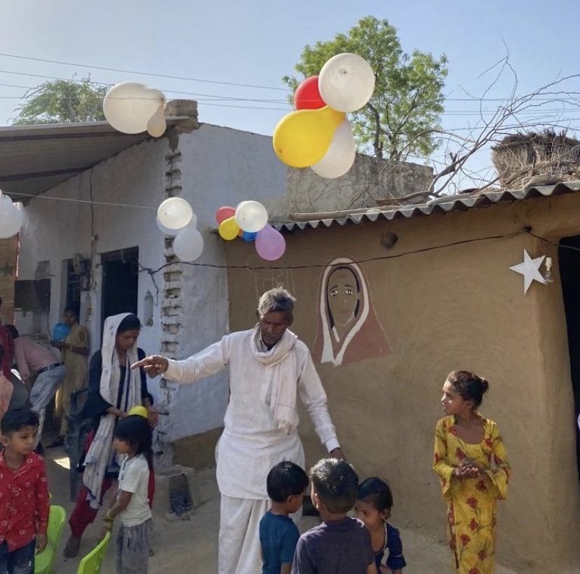 Kissekahaaniyan's tweet photo. The joy of holding a notebook , of being welcomed and to feel belonged is kept from children of #Vimukta and #Dalit communities. Yesterday was the day of admission at ' Savitri ka Vidyabagh'.by @nirmalinitiativ (1/4)

Link to donate-

https://t.co/r1YTPOaW3h https://t.co/xaOXTCCUQW