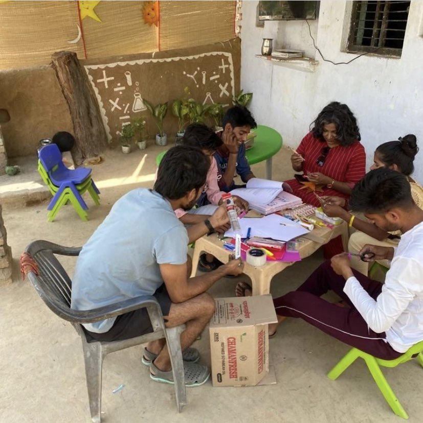 Kissekahaaniyan's tweet photo. The joy of holding a notebook , of being welcomed and to feel belonged is kept from children of #Vimukta and #Dalit communities. Yesterday was the day of admission at ' Savitri ka Vidyabagh'.by @nirmalinitiativ (1/4)

Link to donate-

https://t.co/r1YTPOaW3h https://t.co/xaOXTCCUQW
