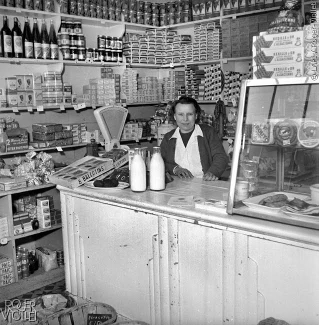 Roger-Viollet 
L'épicière.  1956  #Paris