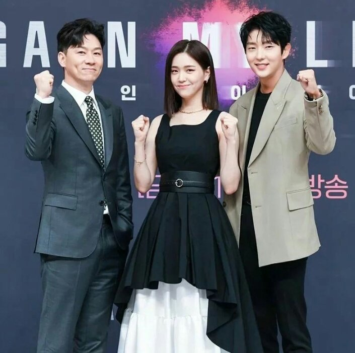 The main squad of #AgainMyLife: #LeeJoonGi #KimJiEun #KimJaeKyung #JungSangHoon at the press conference today 💙

The drama will premiere on Friday.