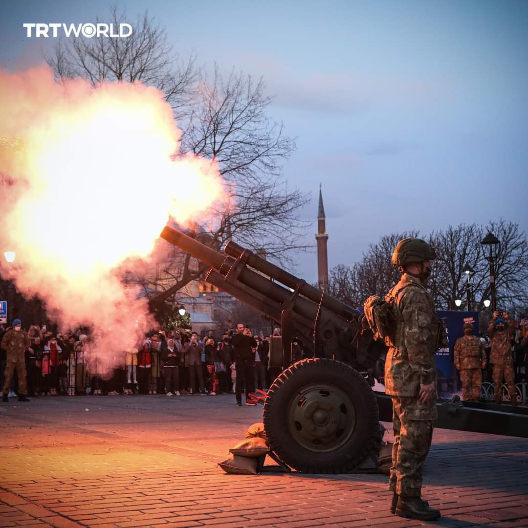 MalikMohsin_'s tweet image. #استنبول : سلطان احمت میدان میں افطار کا منظر ۔ 
دو سو سال پرانی رسم ' توپ کا گولہ چلانا' بھی ادا ہوئی۔ یہ رسم لوگوں کو افطار کی خوشی اور  وقت سے آگاہ کرنے کے لئے ہوتی تھی، جس کا سلسلہ تاحال جاری ہے۔ 
#Ramadan #Aftaar
@MalikMohsin_