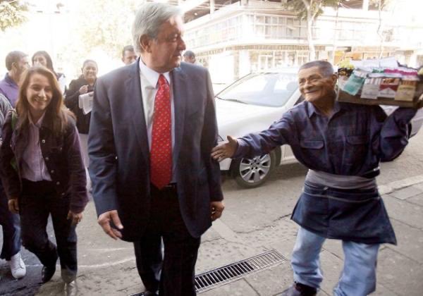 belen_anaan's tweet photo. El que se vanagloria de ser honestos, sensible, y humanitario, aquí una mierda 💩💩💩 despreciando a uno de sus seguidores @PartidoMorenaMx @lopezobrador_ en todo el mundo hay gente cagada pero como este no hay dos, pero no es mas indio dicen que el que lo hace compadre 👎🏻😡 https://t.co/5axVabuOAu