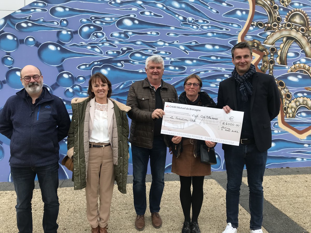 Merci aux caisses locales <a href="/CMBretagne/">CMBretagne</a> <a href="/HBalligand/">Helene Balligand</a>  opérations de solidarité 2021 💙pour leur don de 25k€ 👉🏼 santé et  bien-être étudiant à <a href="/UBS_universite/">UBS_universite</a> . 1ère action : lnstallation de distributeurs de protections périodiques à <a href="/iutlorientpondi/">IUT Lorient Pontivy</a> <a href="/IUTVANNES/">IUT DE VANNES</a> et faculté LLSHS 🙏🏼